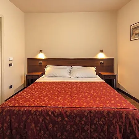 Hotel Dimora San Secondo 4*